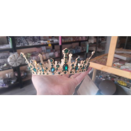 Torta tiara arany színű zöld strasszkövekkel
