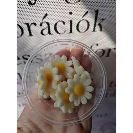 Kamilla 9 db fehér sárga középpel