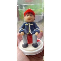 Tűzoltó nagy marcipán figura