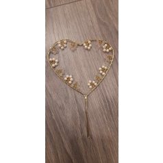   Arany színű gyöngyökkel díszített szív alakú beszúró