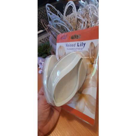 Rugós liliom szirom kiszúró