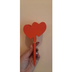 Piros szív fa beszúró