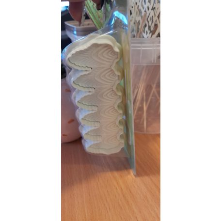 Műanyag fondant/marcipán kiszúró fodor